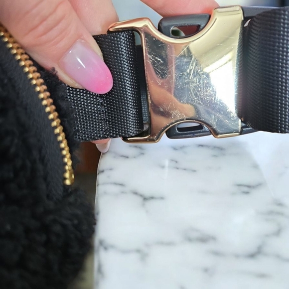 Lululemon Athletica Everywhere Fleece Belt Bag (Black) with Gold Hardware - Picture 7 of 9